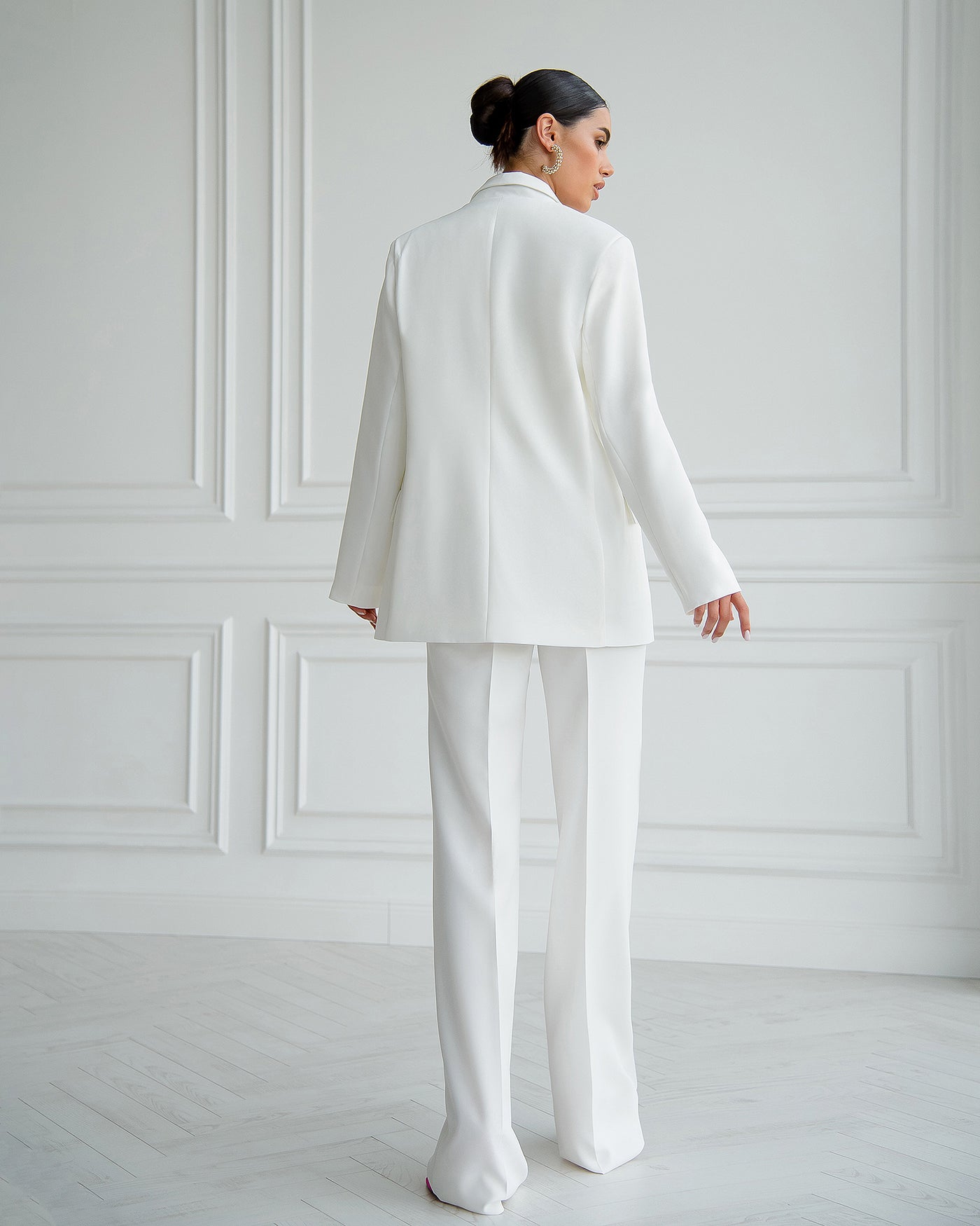 White DOUBLE-BREASTED 3-PIECE SUIT (ARTICLE 424)