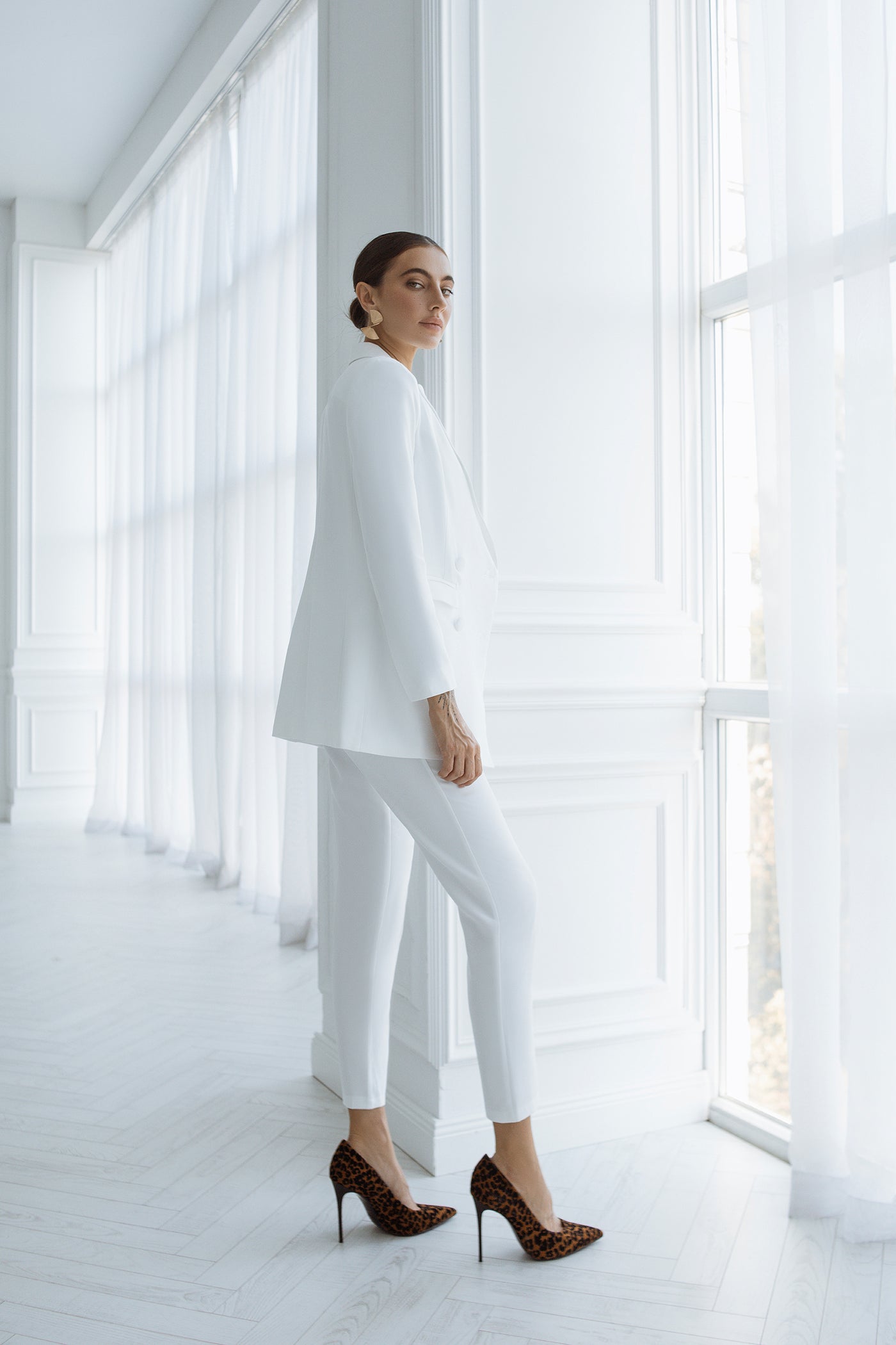 White DOUBLE BREASTED SUIT 2-PIECE (ARTICLE C309)