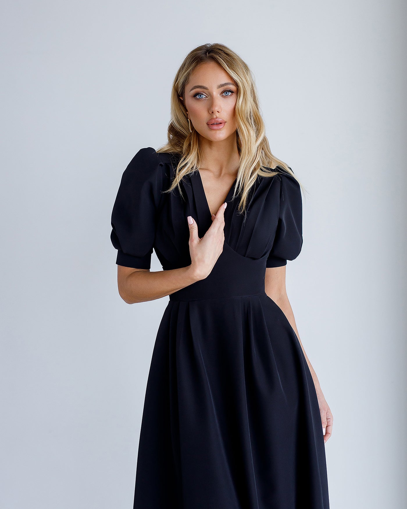 Black V-NECK PUFF-SLEEVE MIDI DRESS (ARTICLE 352/1)