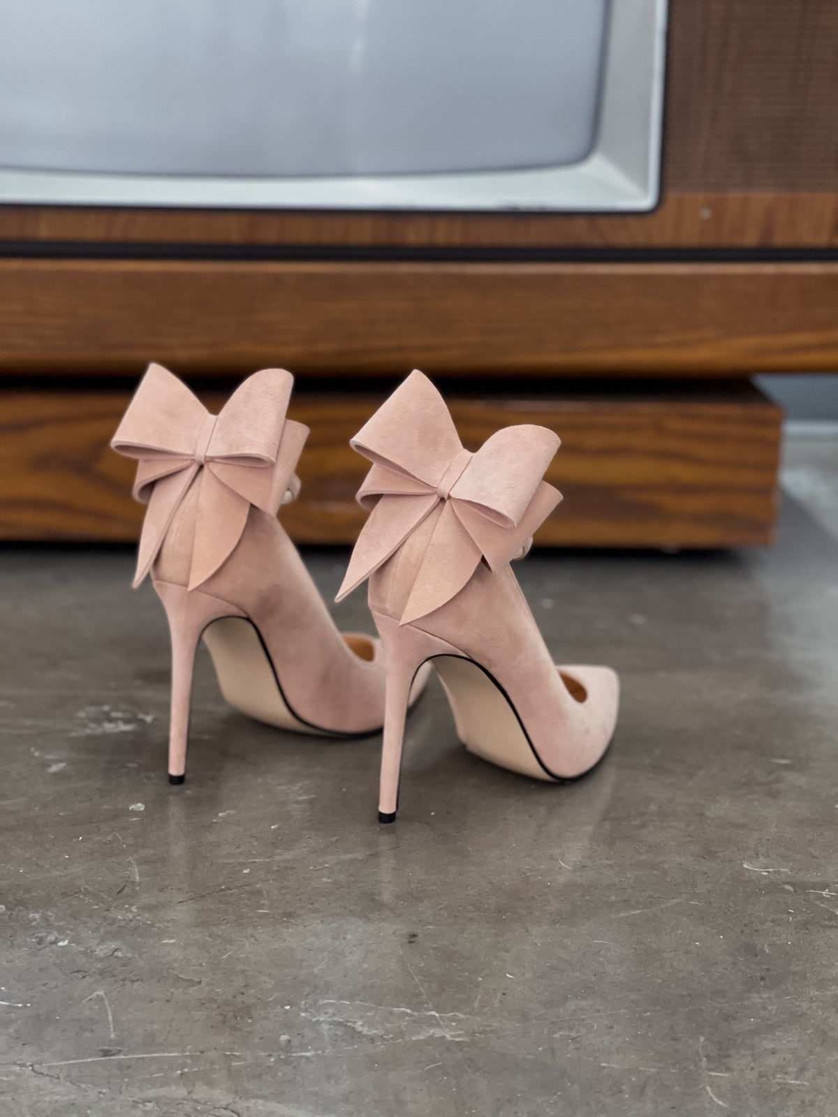 Dusty pink SUEDE PUMPS WITH REMOVABLE STRAP AND BOW