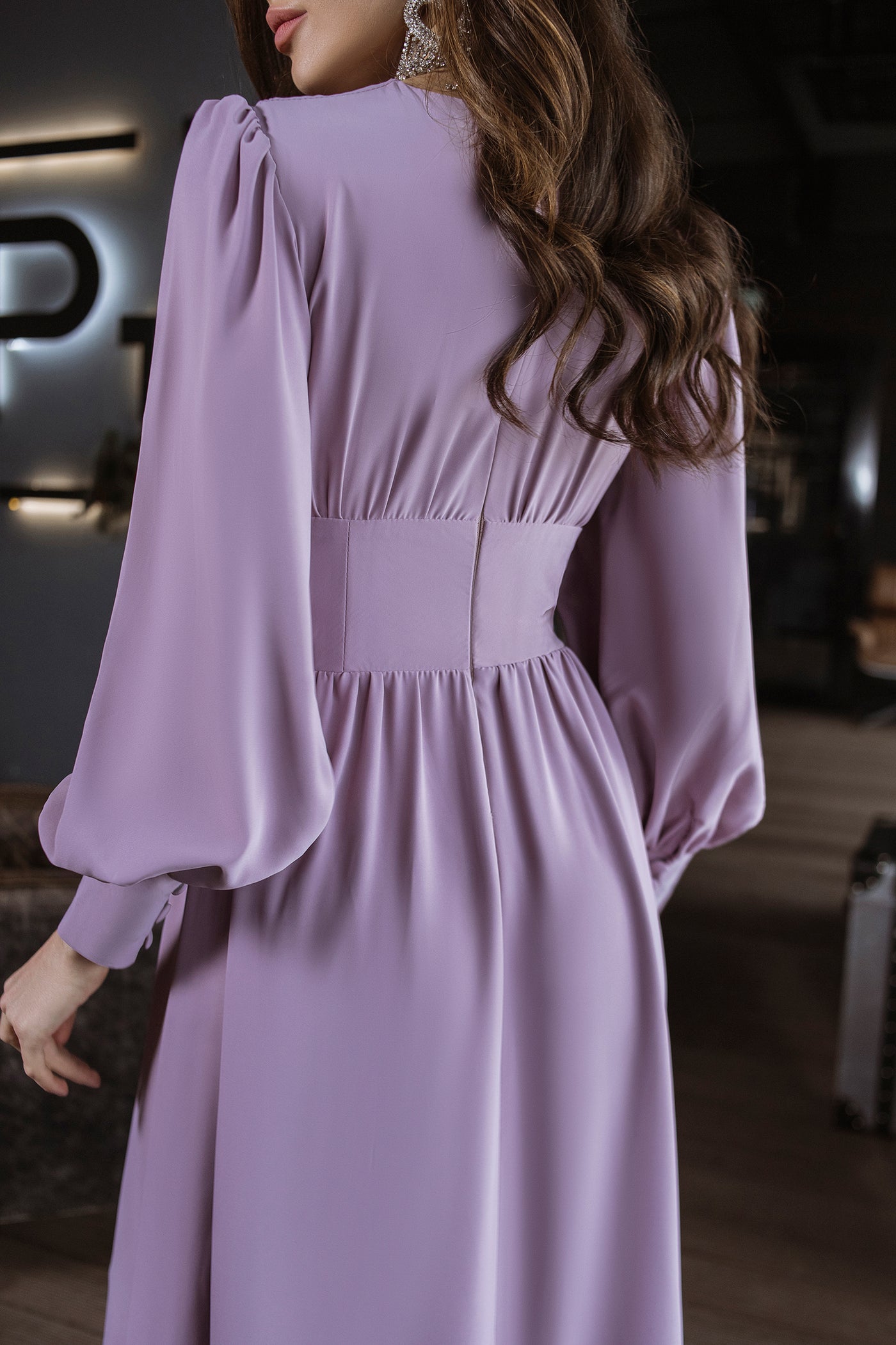 Fraise V-NECK BUTTONED PUFF-SLEEVE MIDI DRESS (ARTICLE C392)