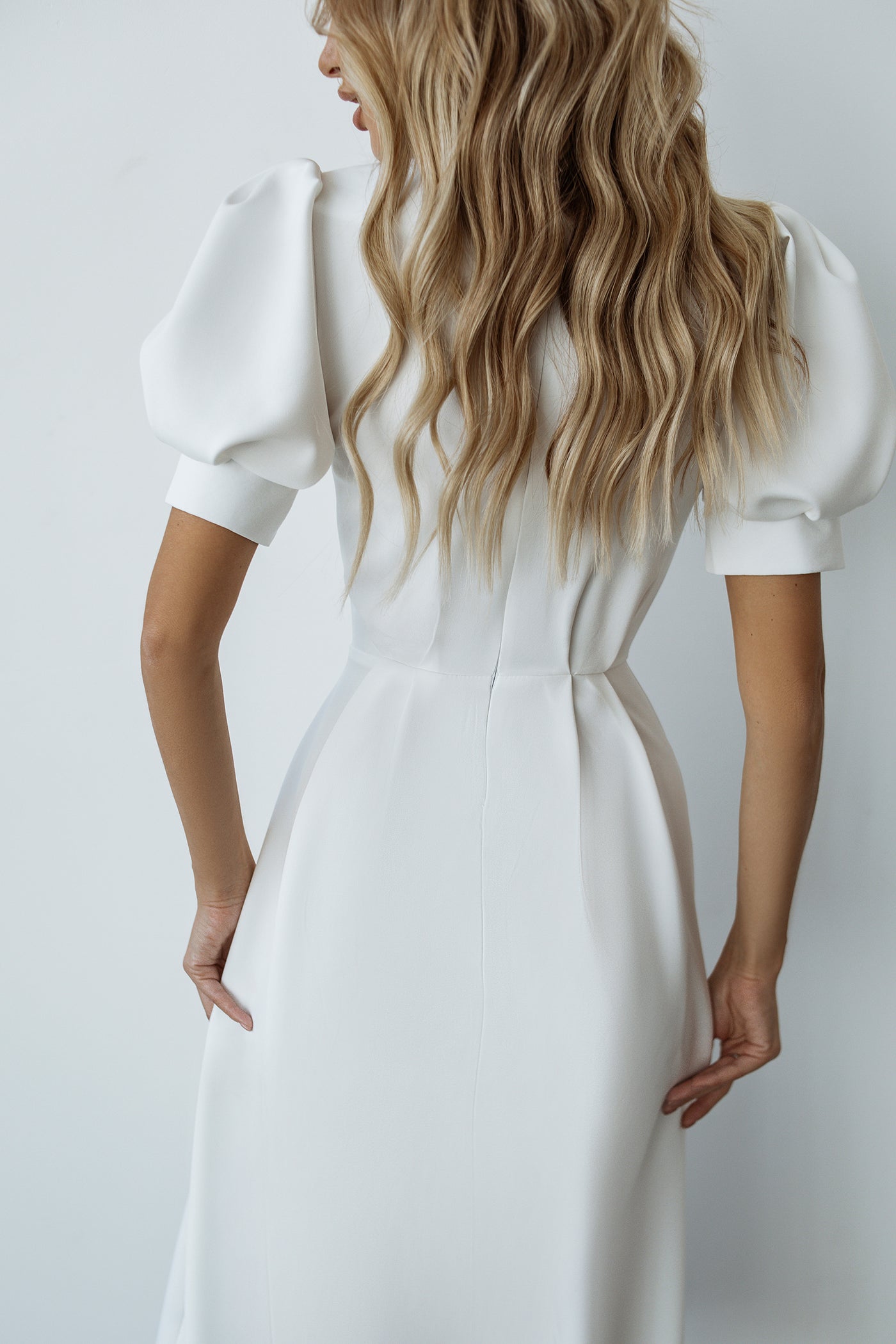 White fitted PUFF-SLEEVE MIDI DRESS (ARTICLE C390)
